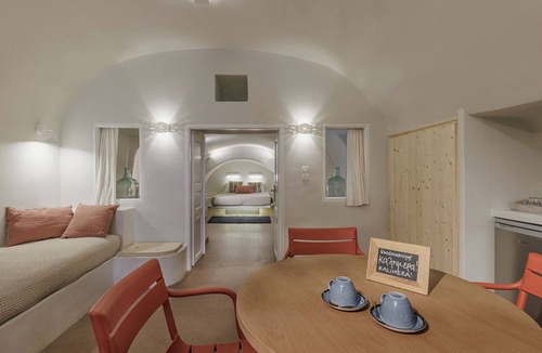 Firostefani Hotel | Blue Dolphins Apartments & Suites
