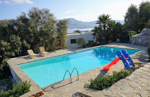 Krotiri House | Blue Paradise: Comfy Beach Villa walking distance to the sea/pool access