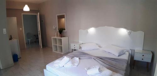 Poros Apartment | blue & white askeli studios