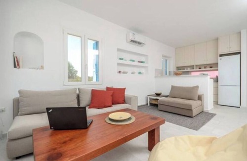 Mikri Vigla House | Blueberry Villa: 3 bedrooms + Hot tub, stunning beach view, sleeps 6