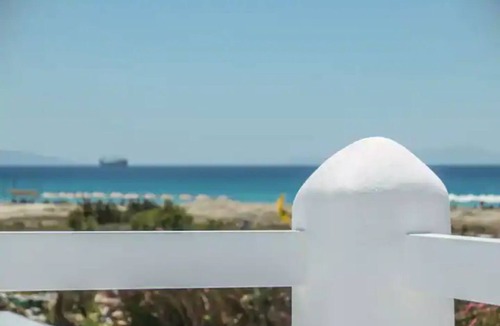 Mikri Vigla House | Blueberry Villa: 3 bedrooms + Hot tub, stunning beach view, sleeps 6