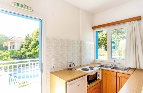 Kerameies Apartment | BlueWhite Studio - Mountain Vistas by the Pool