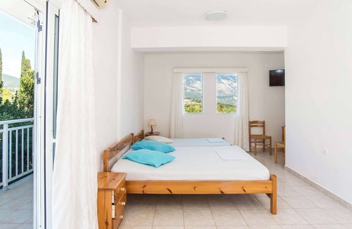 Kerameies Apartment | BlueWhite Studio - Mountain Vistas by the Pool