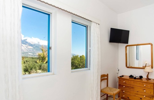 Kerameies Apartment | BlueWhite Studio - Mountain Scene by the Pool