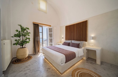 Pyrgos Hotel | Bluewhite Suites & Villa Santorini