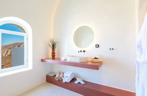 Pyrgos Hotel | Bluewhite Suites & Villa Santorini