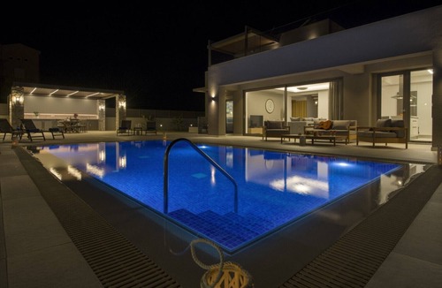 Kato Galatas Villa | Brand New Luxury villa★Sauna & Jacuzzi★Walk to Everything★Private Heated Pool