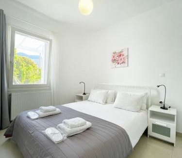 Paleopolis Apartment | Bright & Cozy Home, 5 mins to Andros Town
