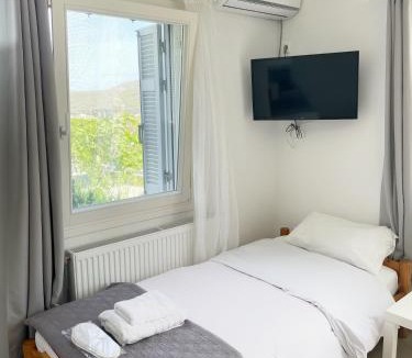 Paleopolis Apartment | Bright & Cozy Home, 5 mins to Andros Town