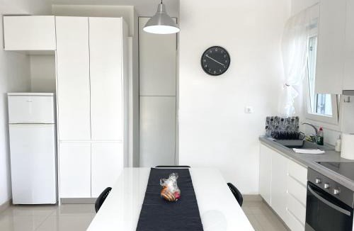 Paleopolis Apartment | Bright & Cozy Home, 5 mins to Andros Town