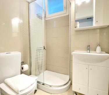 Paleopolis Apartment | Bright & Cozy Home, 5 mins to Andros Town