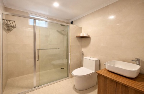 Kanuhuraa Bed & Breakfast | Bright Modern Private Bedroom