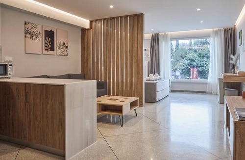 Plaka Apartment | Bright space downtown with street and park view near Acropolis