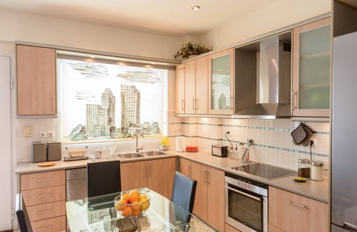Marathon Villa | Bright & Spacious, two-floor Family Garden Home