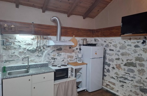 Kymi-Aliveri Apartment | Brilliant 1-bedroom apartment with AC in charming Manikia