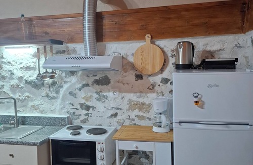 Kymi-Aliveri Apartment | Brilliant 1-bedroom apartment with AC in charming Manikia