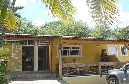 La Mulata Apartment | Budget room with cable TV/Internet in hotel with on-site restaurant