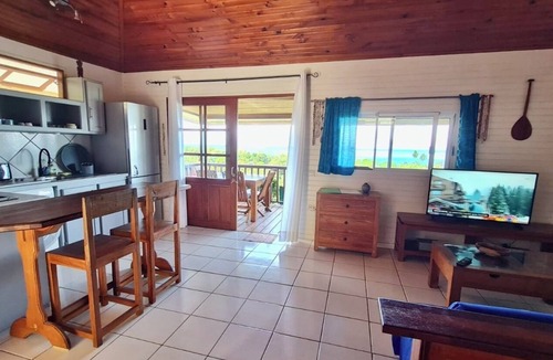Teahupoo House | Bungalow, pool, sunset, view of the lagoon and Bora Bora PK 8,9. Tenape.