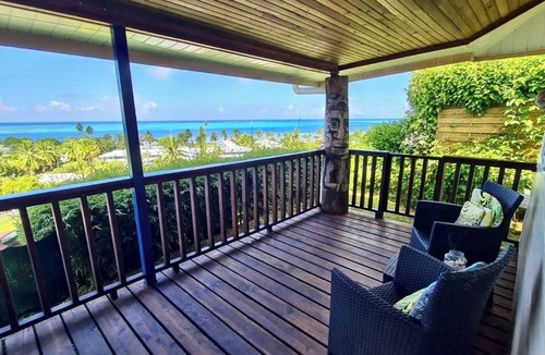 Teahupoo House | Bungalow, pool, sunset, view of the lagoon and Bora Bora PK 8,9. Tenape.