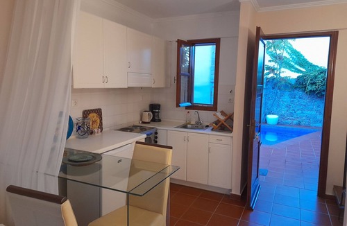 Atsipopoulo Apartment | Calergi 9 - Boutique Resort 1BDR/1LVR Apt: Pool/Rooftop/SeaView/Sunset/Rethymno