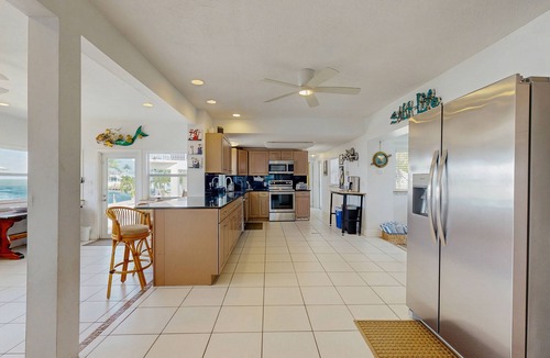 Cross Key Waterways House | Canal Front Gem W/Private Dock, PS4, Free WiFi, & Expansive Balcony W/Views