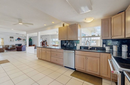 Cross Key Waterways House | Canal Front Gem W/Private Dock, PS4, Free WiFi, & Expansive Balcony W/Views