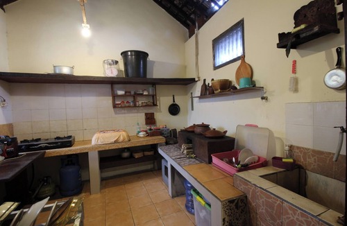 Mekar Bhuwana Hotel | Capital O 94011 Binhari Guest House