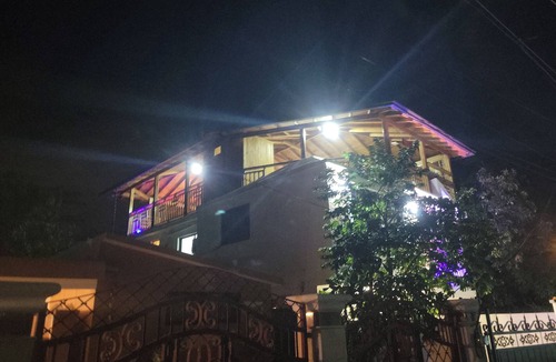 La Vega House | Carnival-Inspired Retreat with Valley Views – La Vega, DR