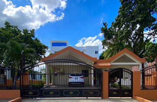 Santiago Province House | Casa Olimpica Corona-Plaza