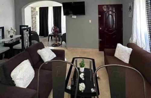 Payita House | Casa Linda - 10 mins from Beach & Lagoon with AC & Free Parking