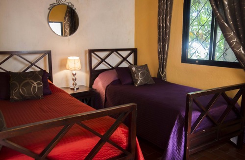 Zona Colonial Bed & Breakfast | Casa Naemie de cuidado de sus sueños!