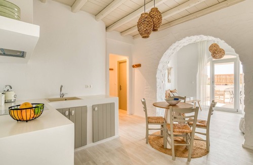 Aliki Apartment | Cavos Paros Veranda Apt: Large Patio, Bathtub & Walk to Beach
