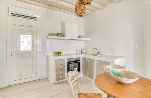 Aliki Apartment | Cavos Paros Veranda Apt: Large Patio, Bathtub & Walk to Beach