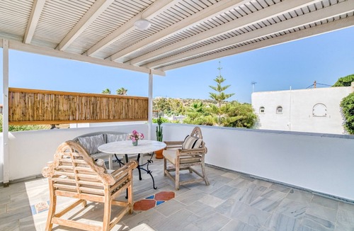 Aliki Apartment | Cavos Paros Veranda Apt: Large Patio, Bathtub & Walk to Beach