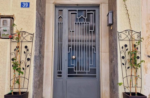 Ermoupoli Apartment | Central apt "Lili", 5-7' walk from the port, 10' walk from centre, pet friendly!