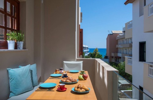 Hersonissos Centre House | Central Spot! 3BR + Rooftop Pool & Chill Vibes