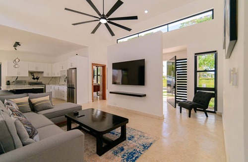 Playa Chiquita Villa | Charming 3-bedroom villa in wonderful Ocean Village with Pool & BBQ