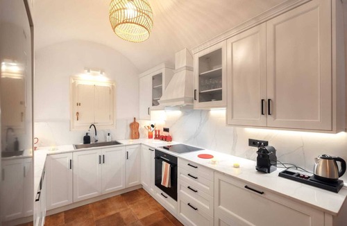 Karterados House | Charming 3-bedroom cave house in enchanting Fira with AC, WiFi, Washer/Dryer