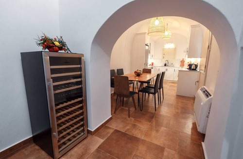Karterados House | Charming 3-bedroom cave house in enchanting Fira with AC, WiFi, Washer/Dryer