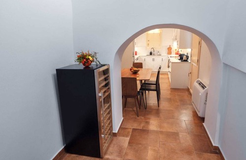 Karterados House | Charming 3-bedroom cave house in enchanting Fira with AC, WiFi, Washer/Dryer
