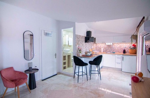 Alepou Apartment | Charming Studio with BBQ Near Airport & Old Town