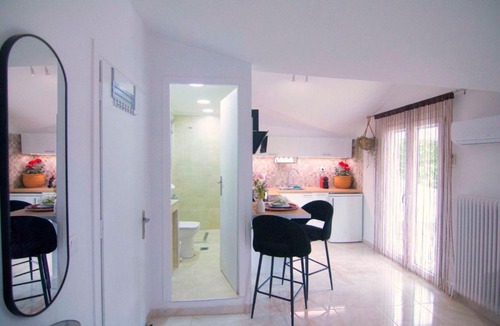 Alepou Apartment | Charming Studio with BBQ Near Airport & Old Town