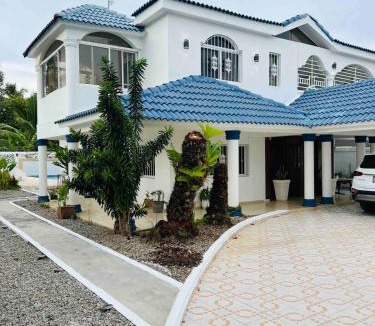 Baoba del Pinar Villa | Cheerfull 4 bedroom Villa with pool #VillaLioness