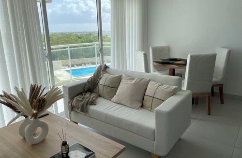 Veron Condo | Chic 1-bedroom condo Pool, Balcony & Tropical Vibes.