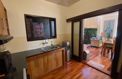 Peliatan Villa | Chic 3-bedroom villa with AC and WiFi in charming Bali