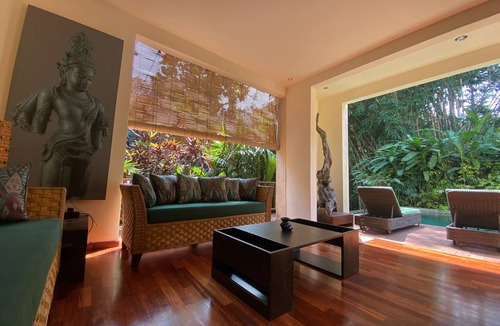 Peliatan Villa | Chic 3-bedroom villa with AC and WiFi in charming Bali