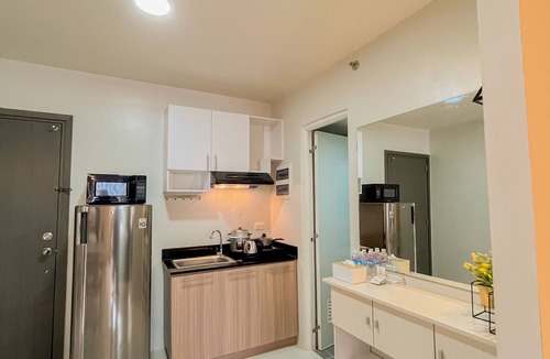 Puerto Princesa City Centre Apartment | Chic Ruby Studio: Balcony, Private Pool, Gym Access