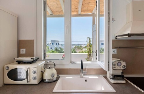 Pounta Apartment | Comfortable House in Pounda, Close to the Beach and Port to Antiparos – Shared Pool Access