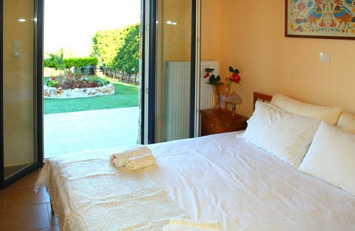Theologos House | Comfy 1BD flat with Garden close to the Beach