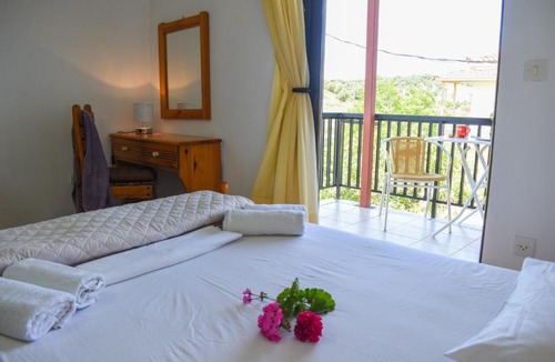 Foinikounta Apartment | Comfy green studio/just 150m to the beach